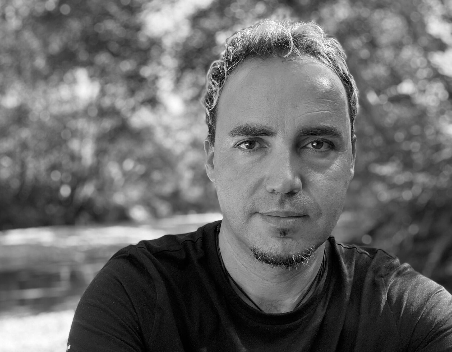 Javier Moreno Sesiones individuales de acompañamiento para momentos de cambio, crisis o búsqueda interior. Un espacio de presencia y claridad para explorar procesos de transformación personal.